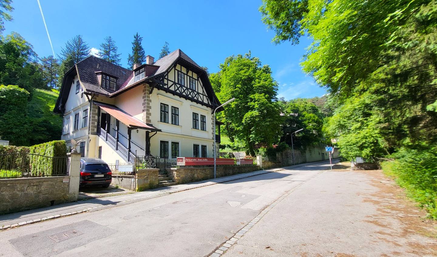 Extraordinary villa in an absolutely quiet forest edge location I Surroundings of pure nature near Lainzer Tiergarten I To be expanded and renovated06?Just kidding? Wait need to be precise,