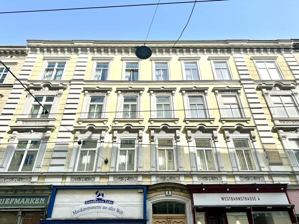Prime location in the heart of the 7th district directly at Neubaugasse, several apartments in the building available