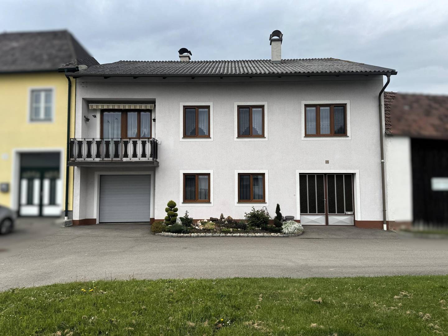 Einfamilienhaus in Hötzelsdorf mit 5 Zimmern, Balkon und Nebengebäuden