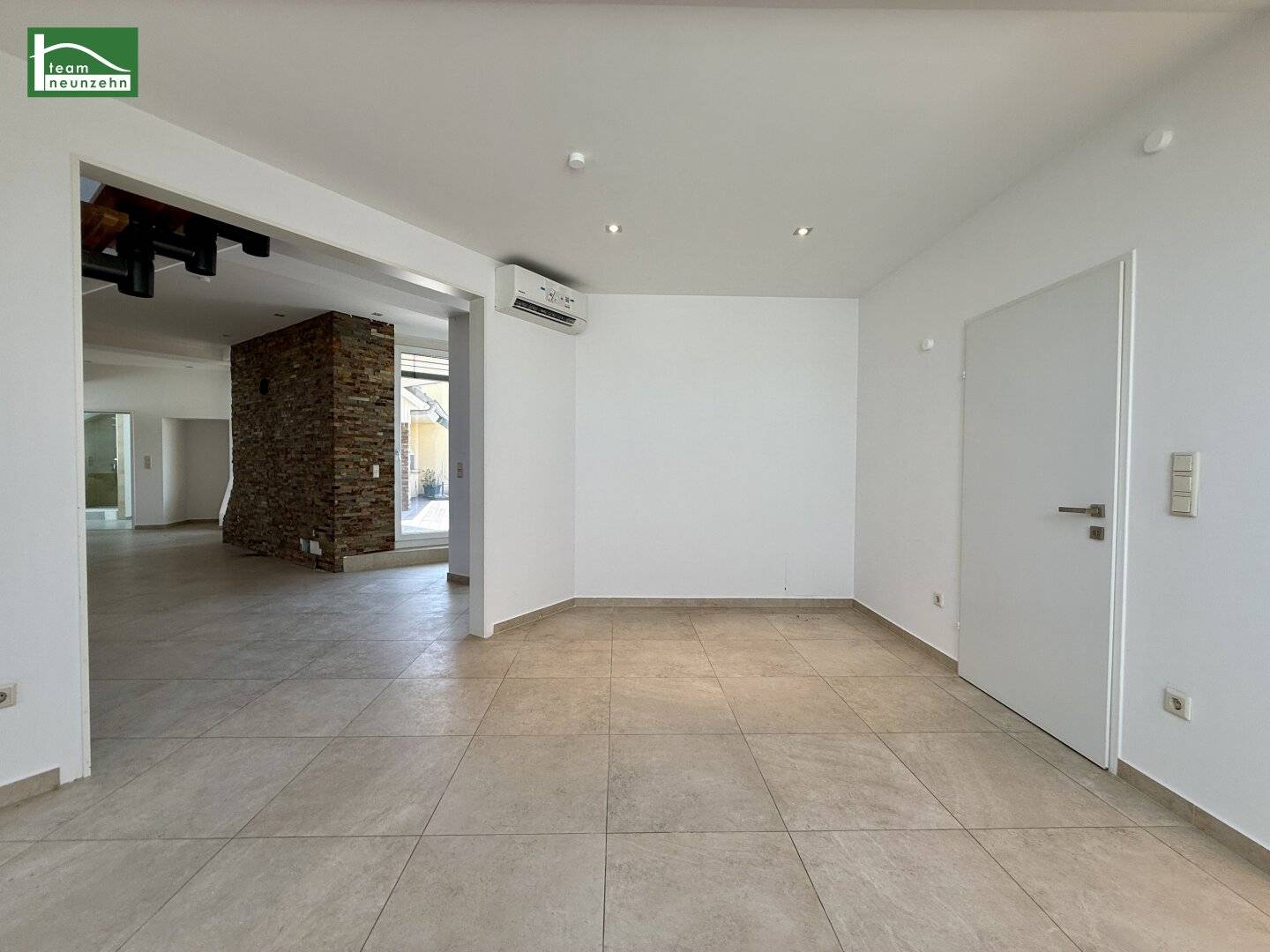 Exclusive 4-room attic maisonette apartment with terrace and elevator directly to the penthouse — 1060 Vienna!