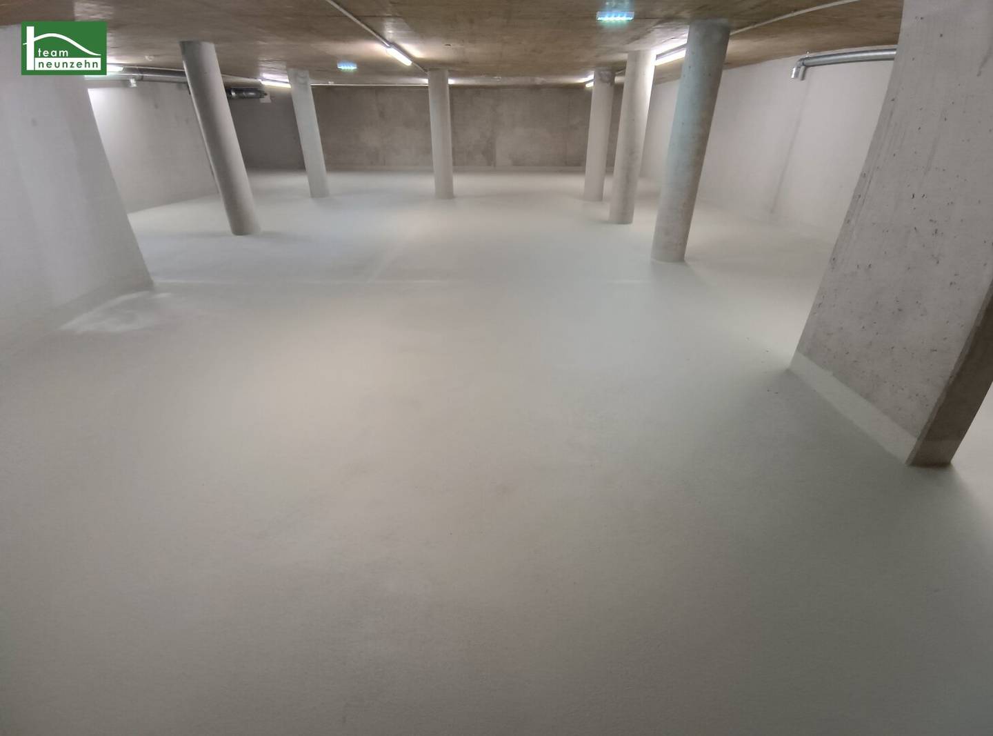Central location! Commission-free! Storage space in Karmeliterhof!