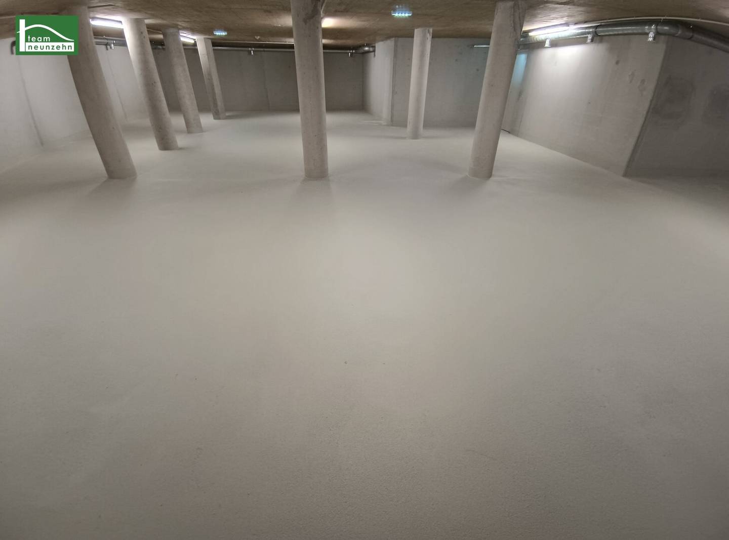 Central location! Commission-free! Storage space in Karmeliterhof!