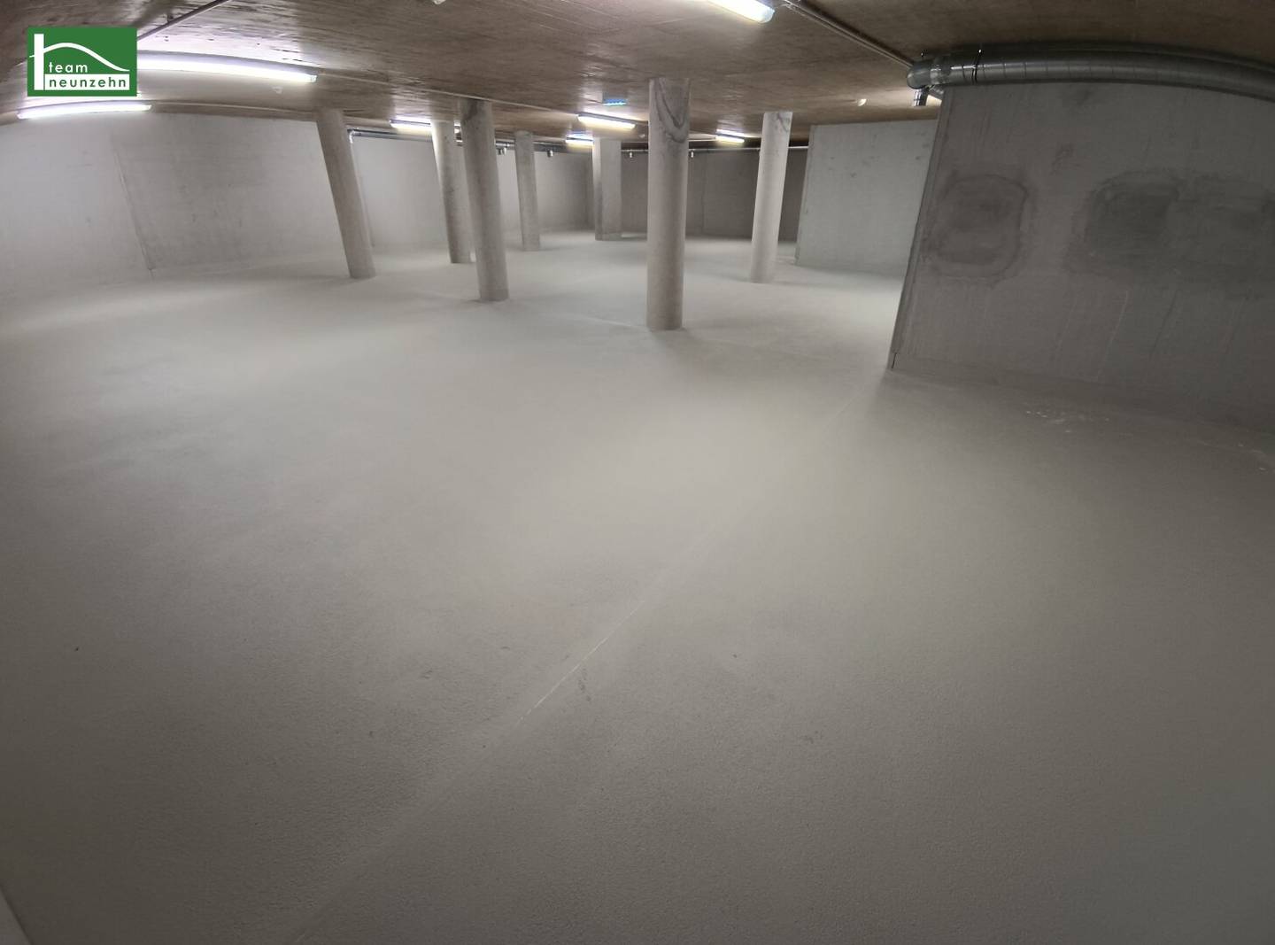 Central location! Commission-free! Storage space in Karmeliterhof!