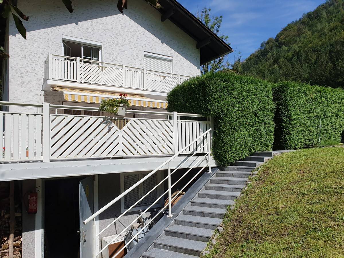 Zweifamilienwohnhaus mit Wohnrecht in idyllischer Einzellage des Alpenvorlandes