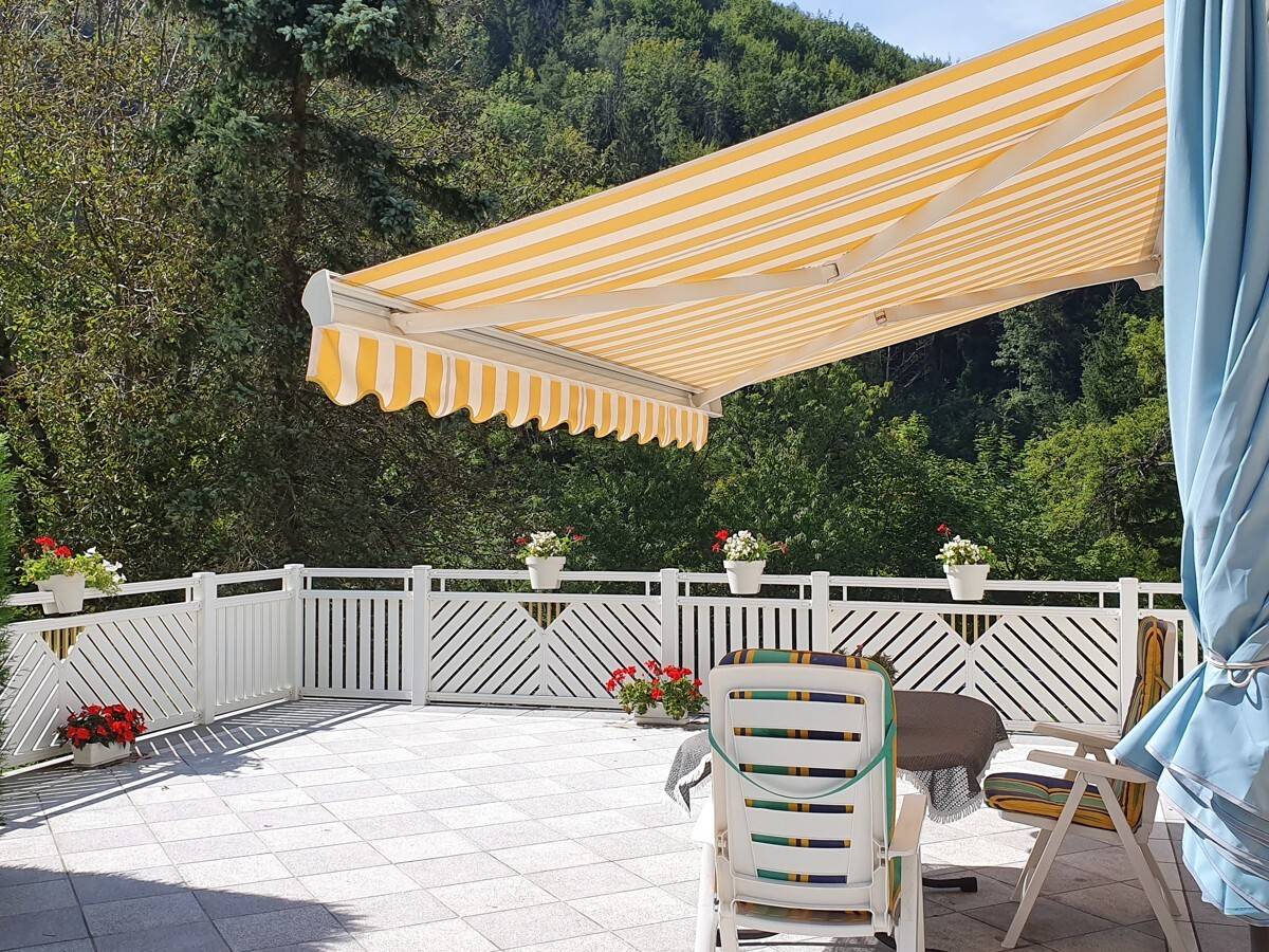Zweifamilienwohnhaus mit Wohnrecht in idyllischer Einzellage des Alpenvorlandes