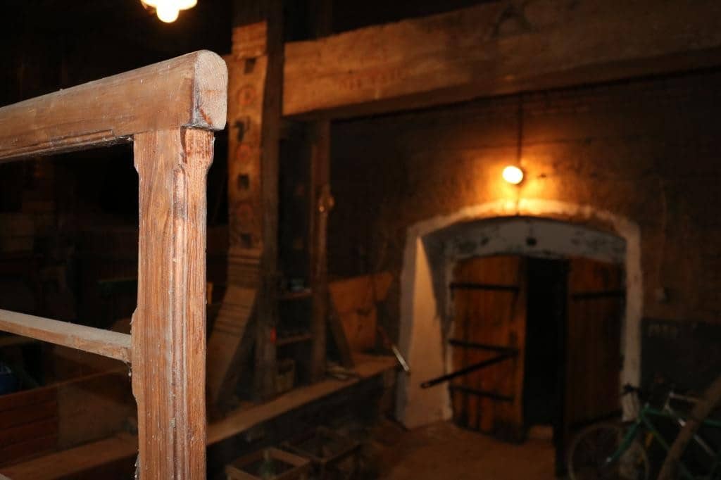 Weinkeller mit Baumpresse, zwei Eingängen und zwei Kellerröhren