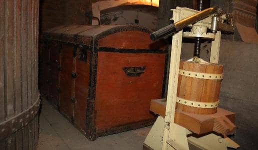 Weinkeller mit Baumpresse, zwei Eingängen und zwei Kellerröhren