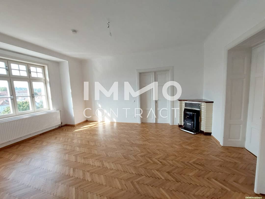 Apartment with historic charm and loggia near center