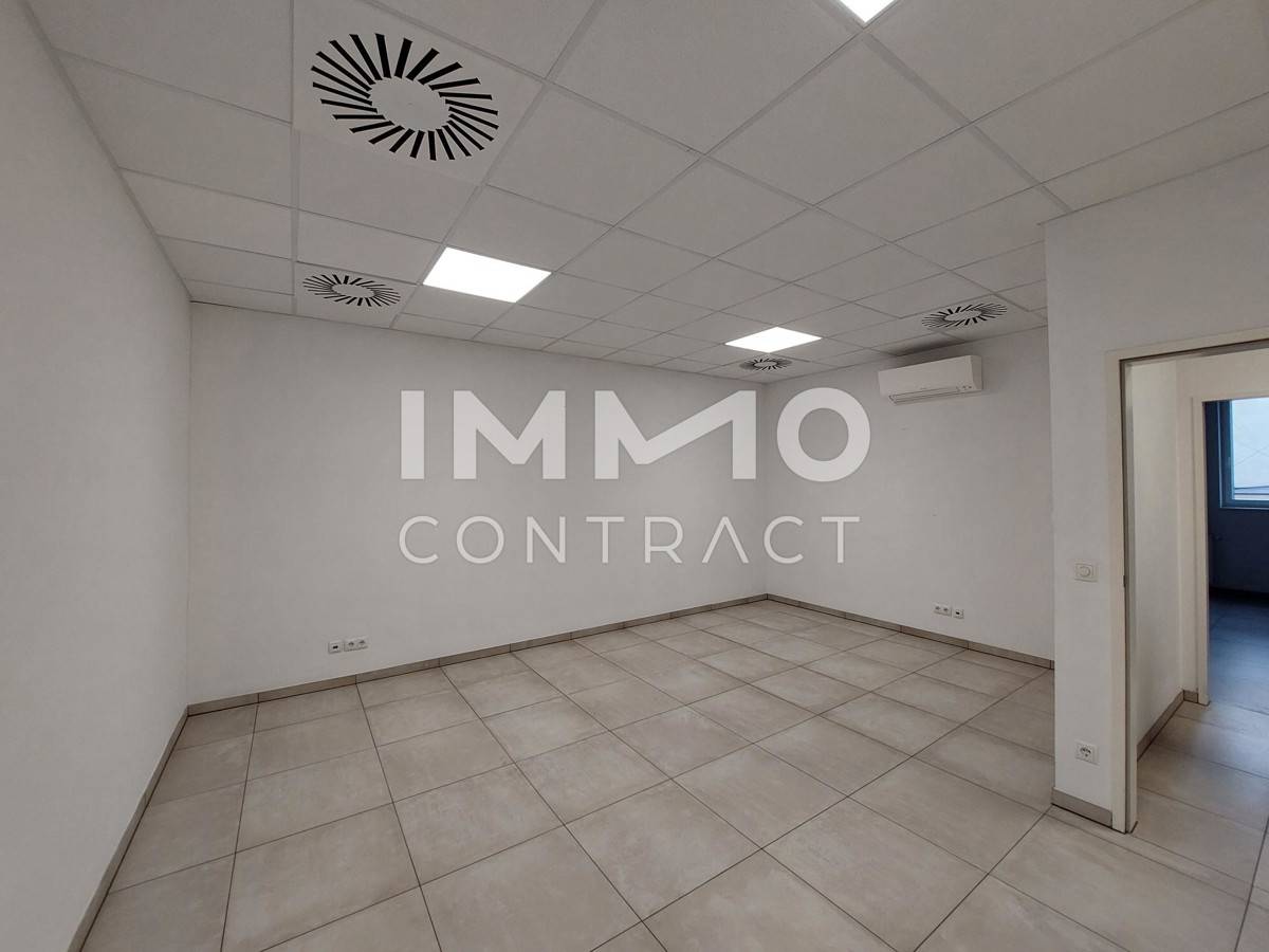 Ground floor office with own entrance and parking