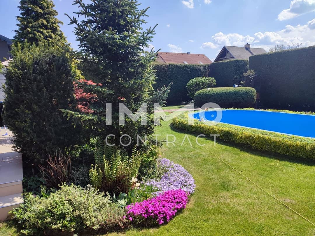 Einfamilienhaus mit Garten und Pool