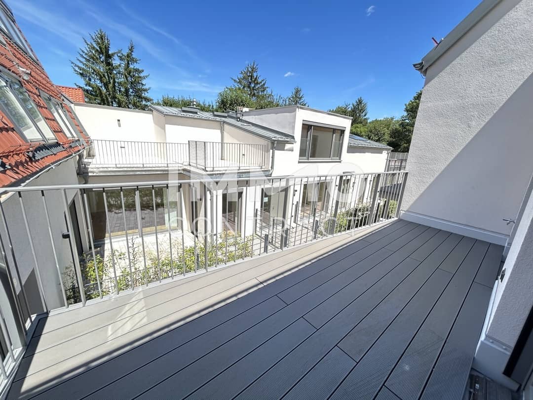 Dachgeschosswohnung Balkon grüne Umgebung