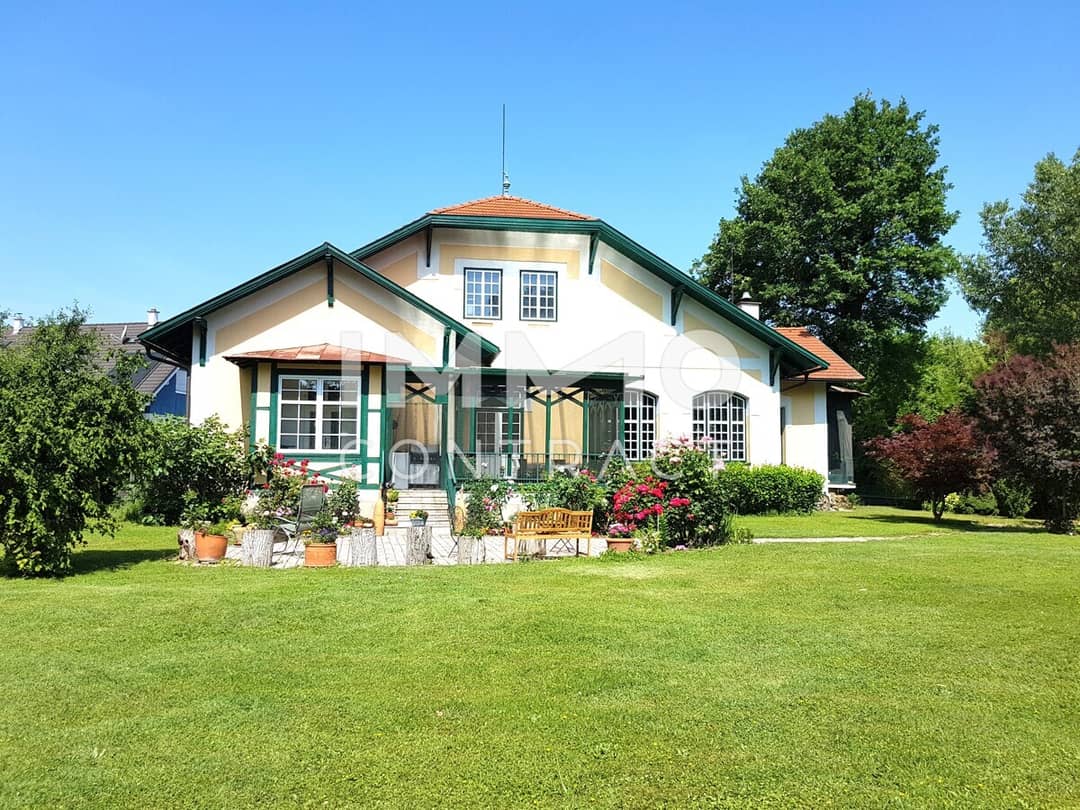 Französisches Jagd-Chalet – nur 30 Minuten von Wien: 2.480 m² Grundstück in unverbaubarer Ruhelage