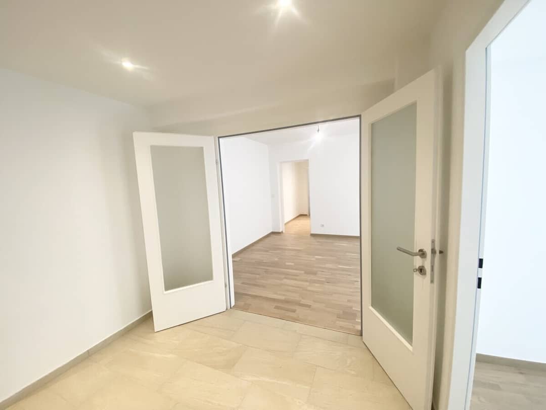 Flügeltüren ins großzügige Wohnzimmer