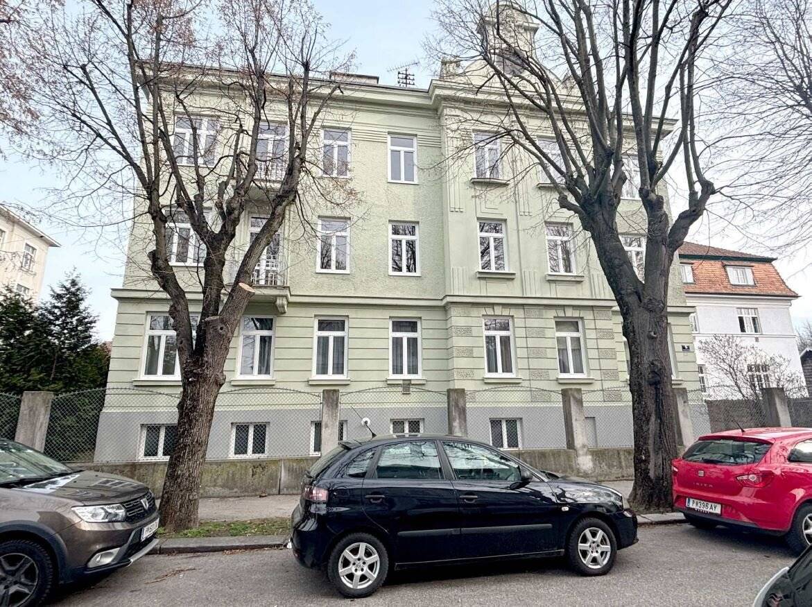 Home office! Old building apartment in a good location!