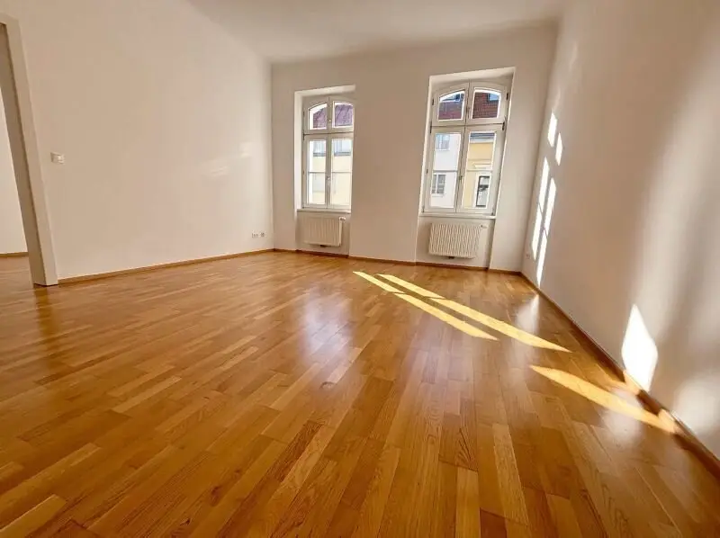 Enchanting! Two room old building apartment near U3 Kardinal Nagel Platz
