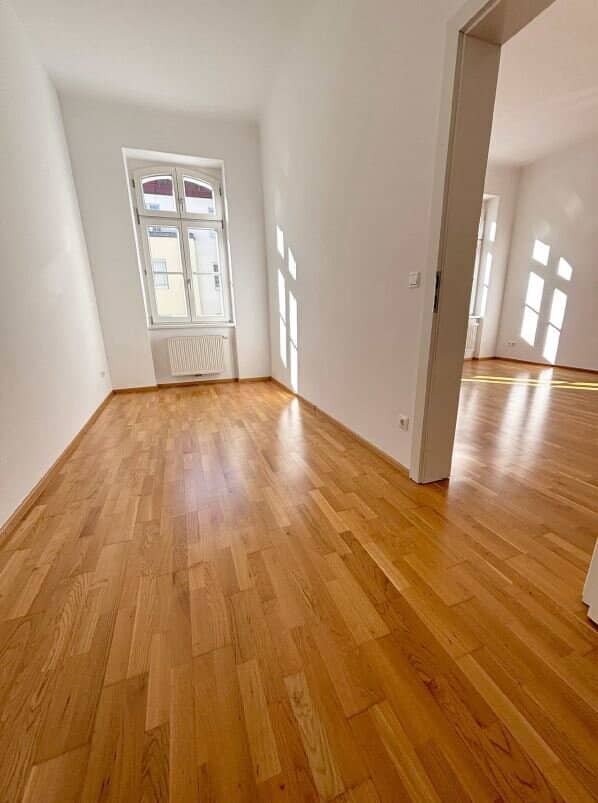 Enchanting! Two room old building apartment near U3 Kardinal Nagel Platz
