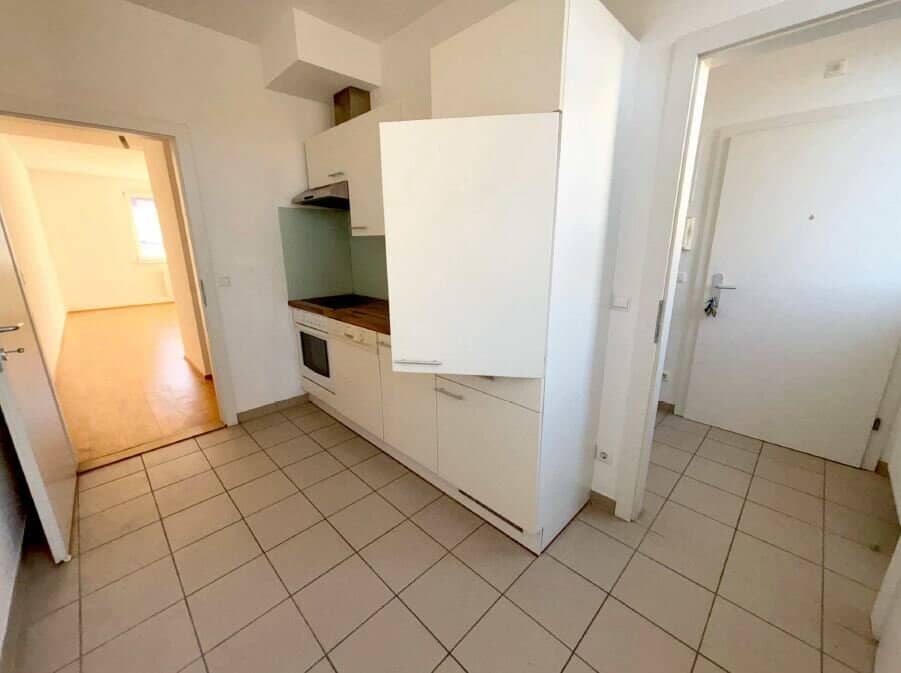 Studio apartment! Top floor apartment near U3 Kardinal Nagel Platz