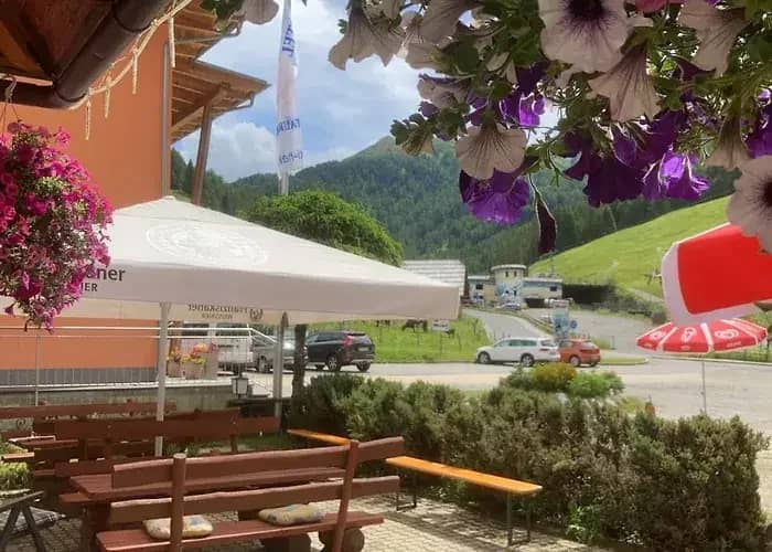 CHARMANTES 3-STERNE-FAMILIENHOTEL IN INNERKREMS Natur. Ruhe. Bergwelt. Ganzjähriger Urlaub in den Kärntner Nockbergen.