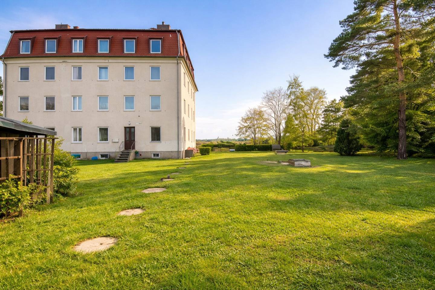 Zinshaus in Bernhardsthal: 8 Wohnungen, autarkes Baurechtsobjekt