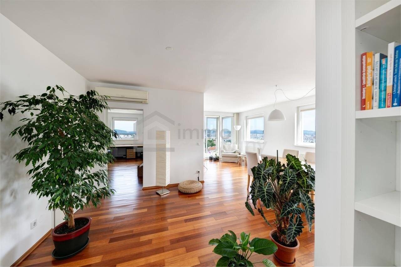 Neuwertige Wohnung mit Balkon und Schwimmbad