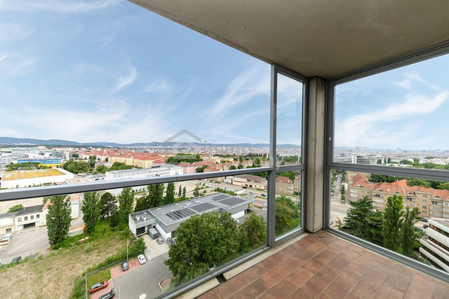 Neuwertige Wohnung mit Balkon und Schwimmbad