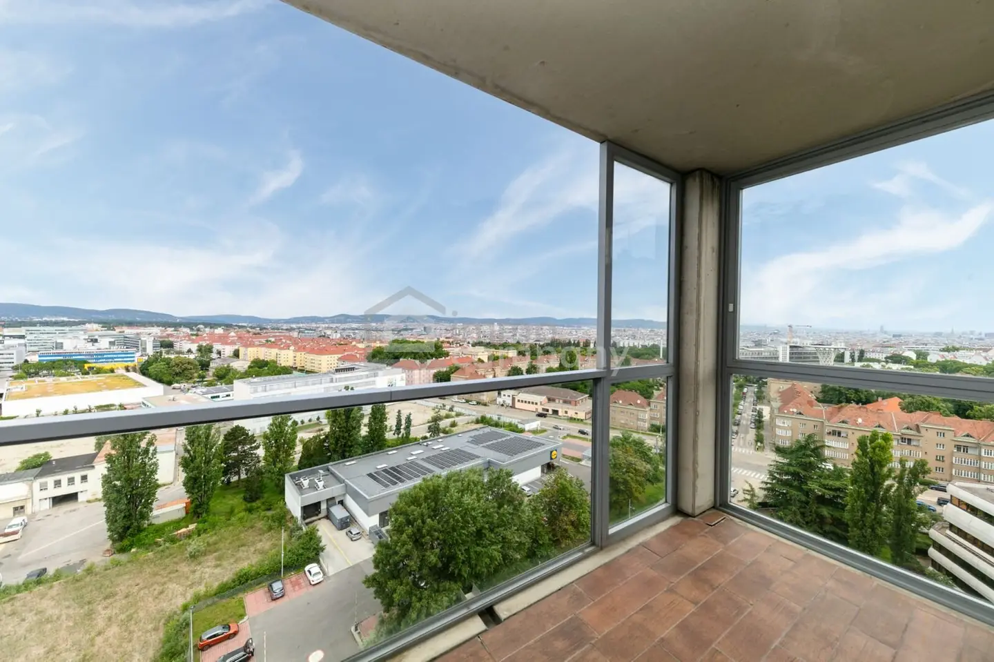 Like new three room apartment with balcony and pool