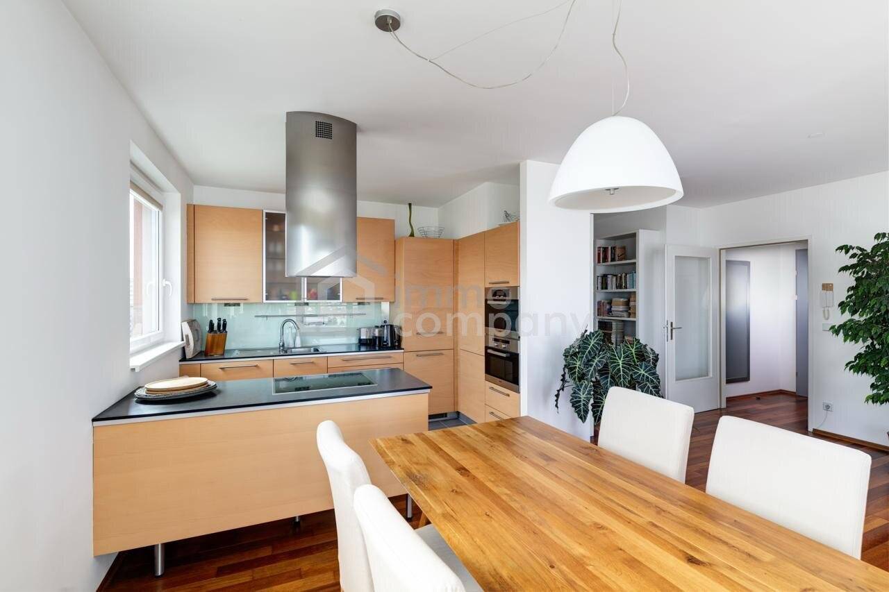 Neuwertige Wohnung mit Balkon und Schwimmbad