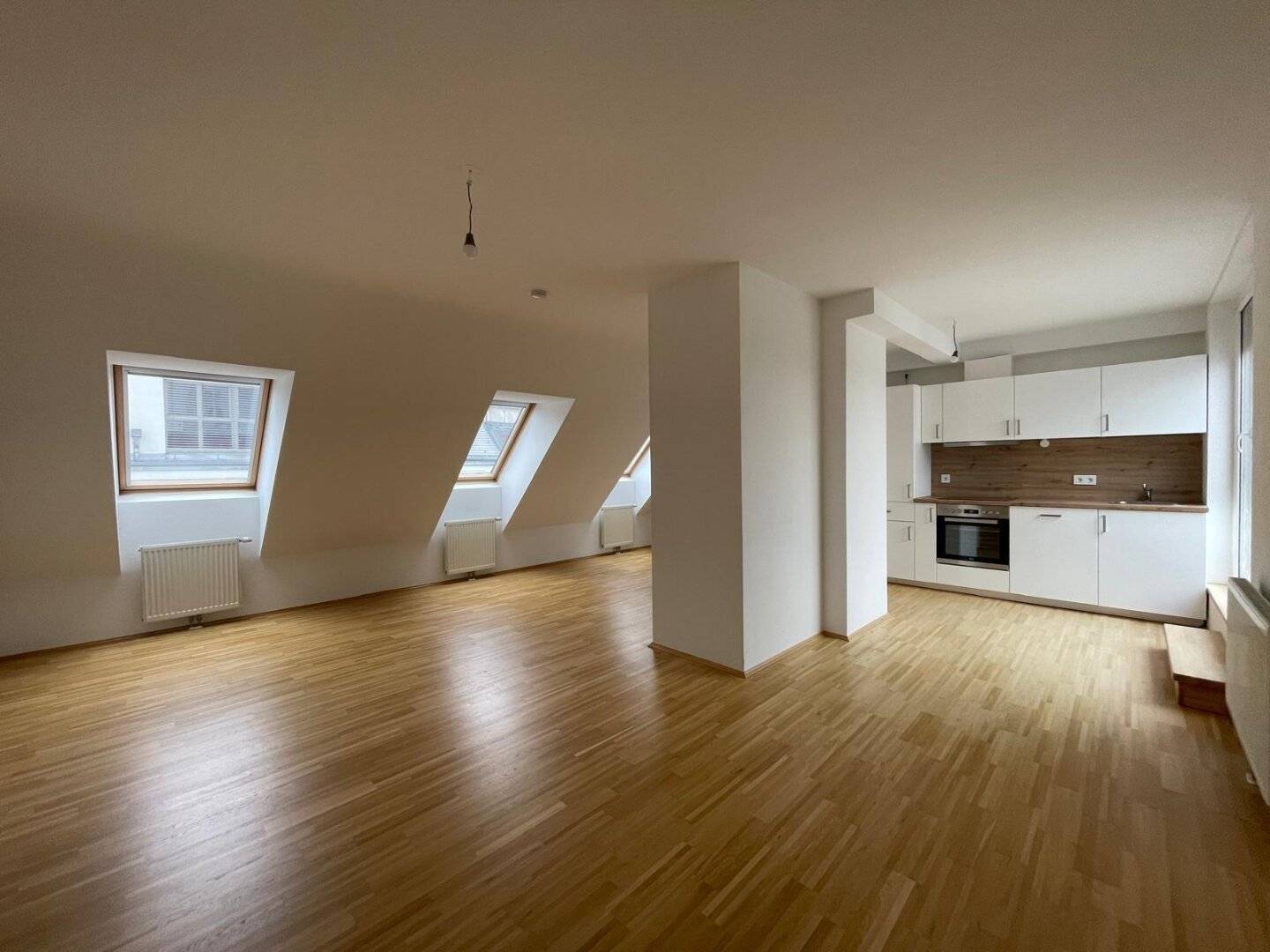 Ihre Sommer-Aktion: Halbe Provision bis Ende August - Frisch saniert - Lichtdurchflutete Dachgeschoss-Maisonette mit Terrasse