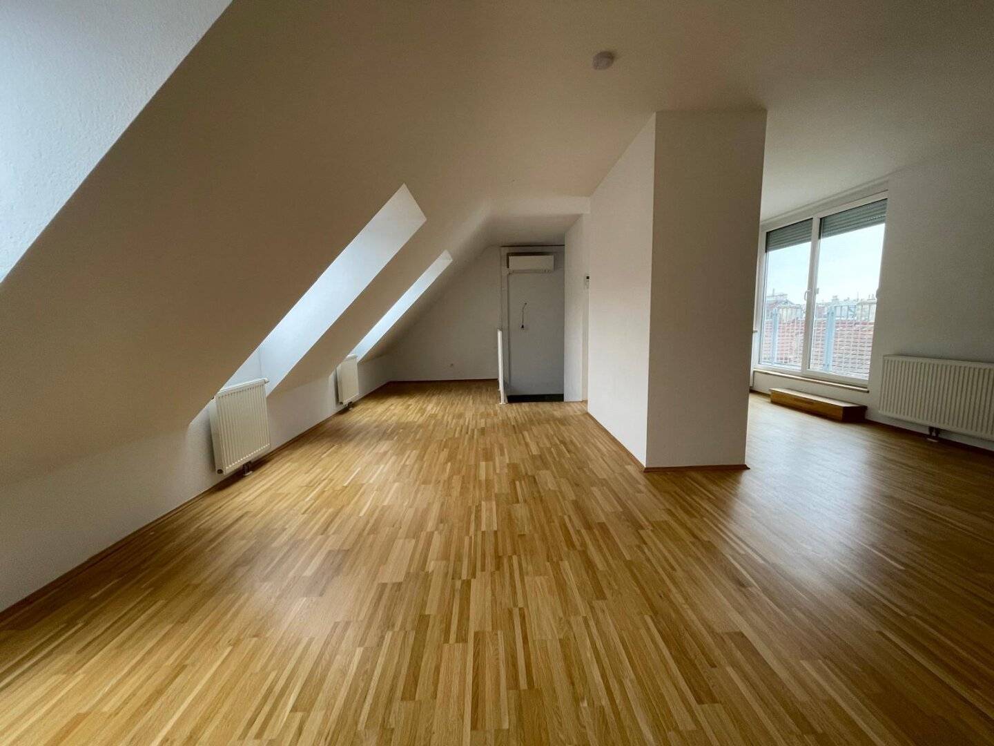 Ihre Sommer-Aktion: Halbe Provision bis Ende August - Frisch saniert - Lichtdurchflutete Dachgeschoss-Maisonette mit Terrasse