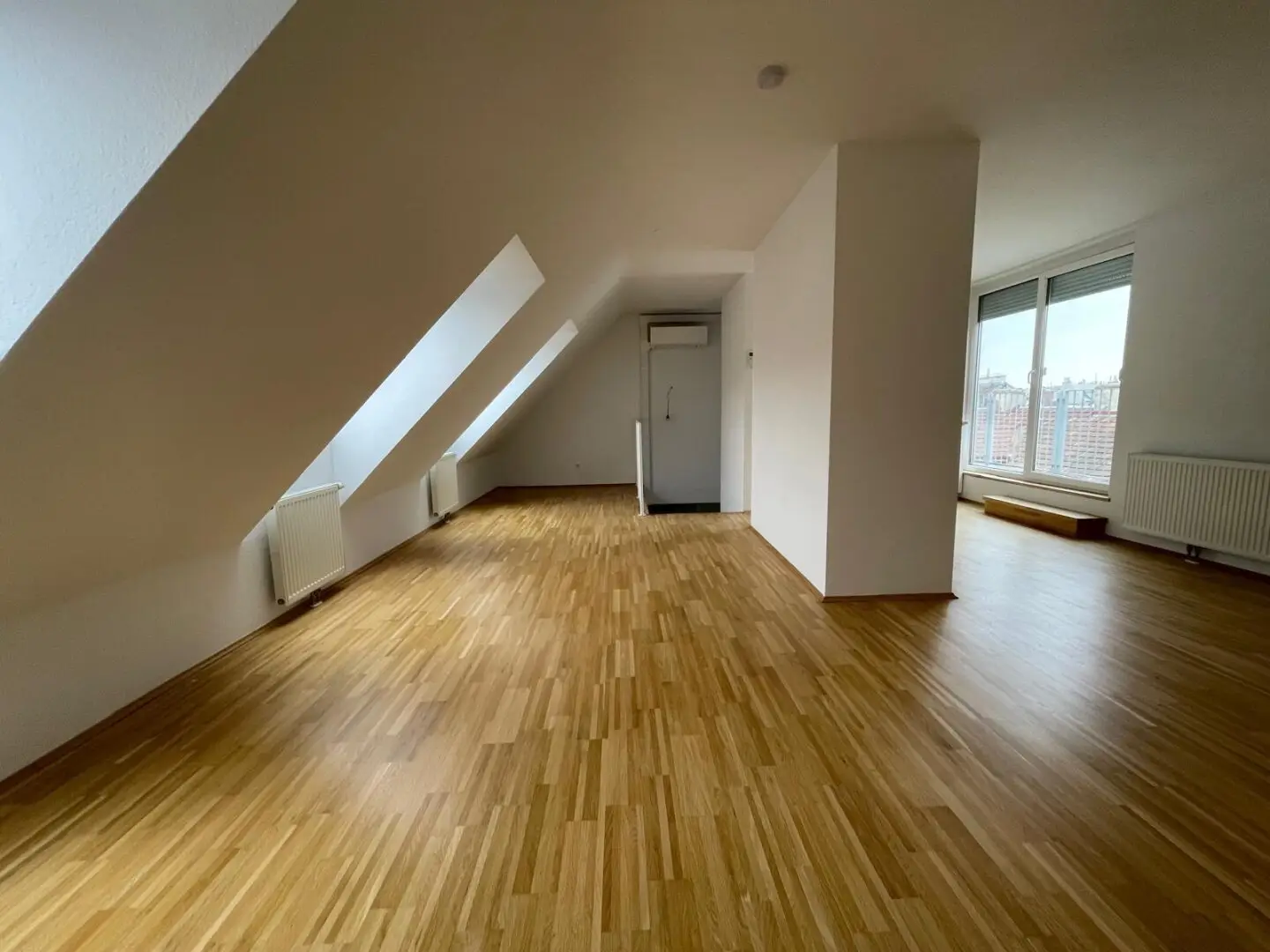 Frisch saniert - Lichtdurchflutete Dachgeschoss-Maisonette mit Terrasse