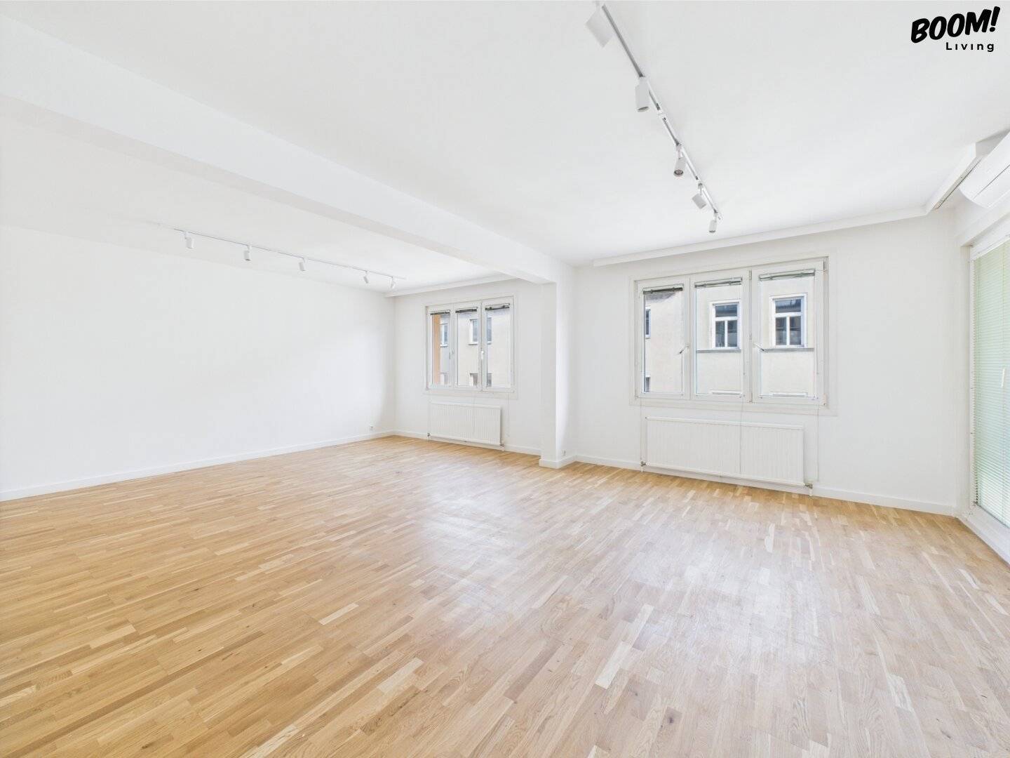 Modern Apartment with Loggia and Fitted Kitchen in Prime Location