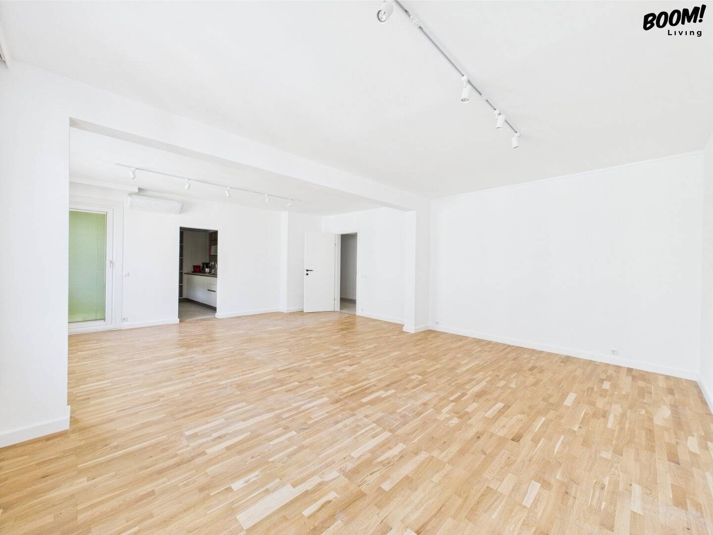 Modern Apartment with Loggia and Fitted Kitchen in Prime Location