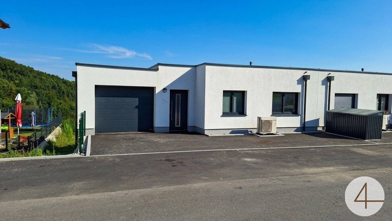 Single-family house with garage in Hofamt Priel