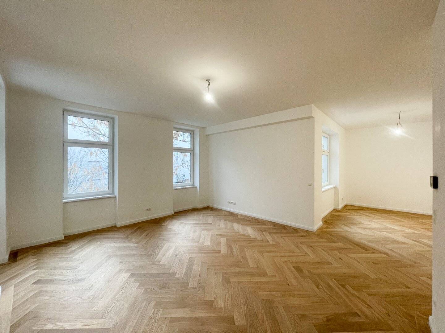 Stilaltbauwohnung mit Fischgrätparkett und Balkonoption in Hietzing