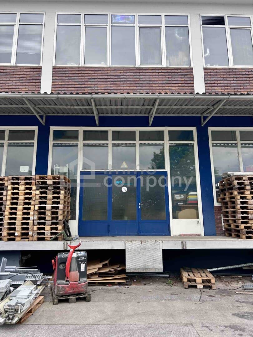 Attractive (Commercial) Warehouse with Freight Elevator, Office and Parking Spaces (Ground Floor, 513 m²)