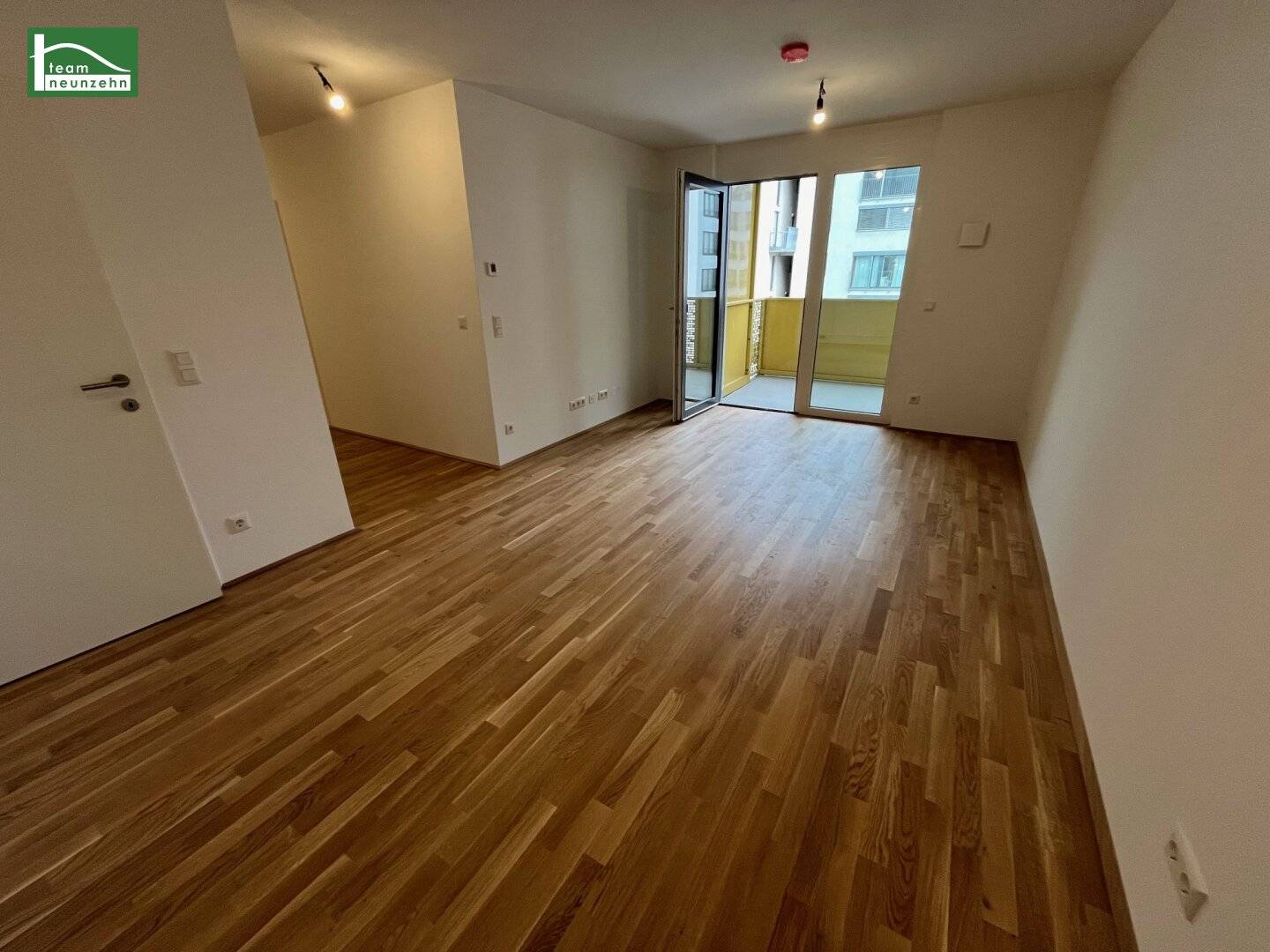 The Arakawa, residential oasis in prime location directly by the U1, office unit in the courtyard building