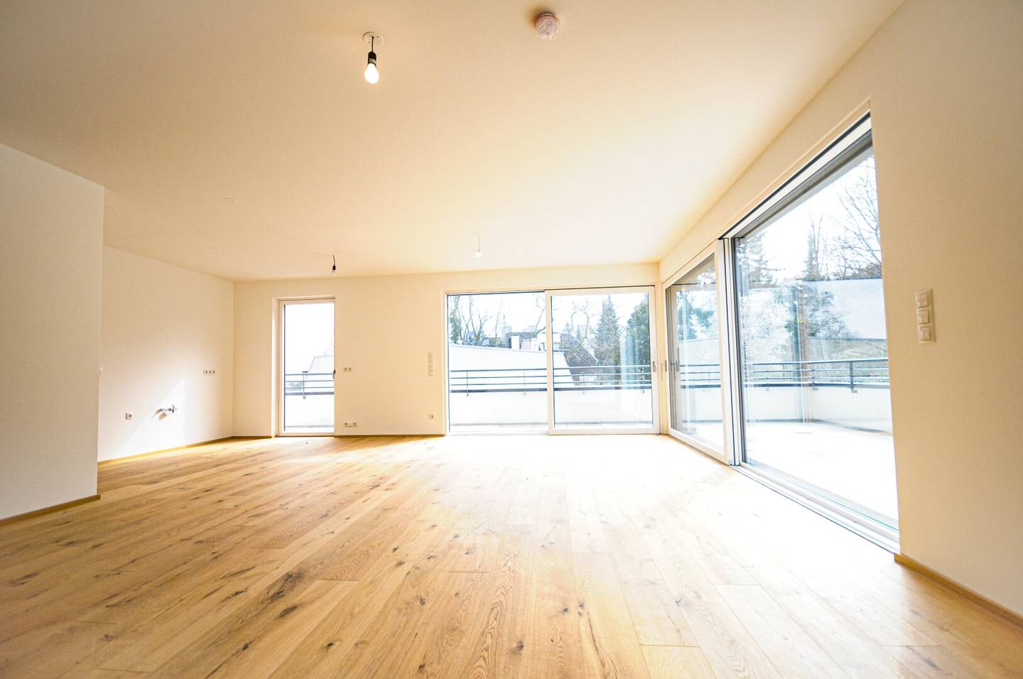 EXQUISITE DACHTERRASSEN-WOHNUNG MIT BLICK ÜBER DIE STADT SOWIE AUF DIE WEINBERGE