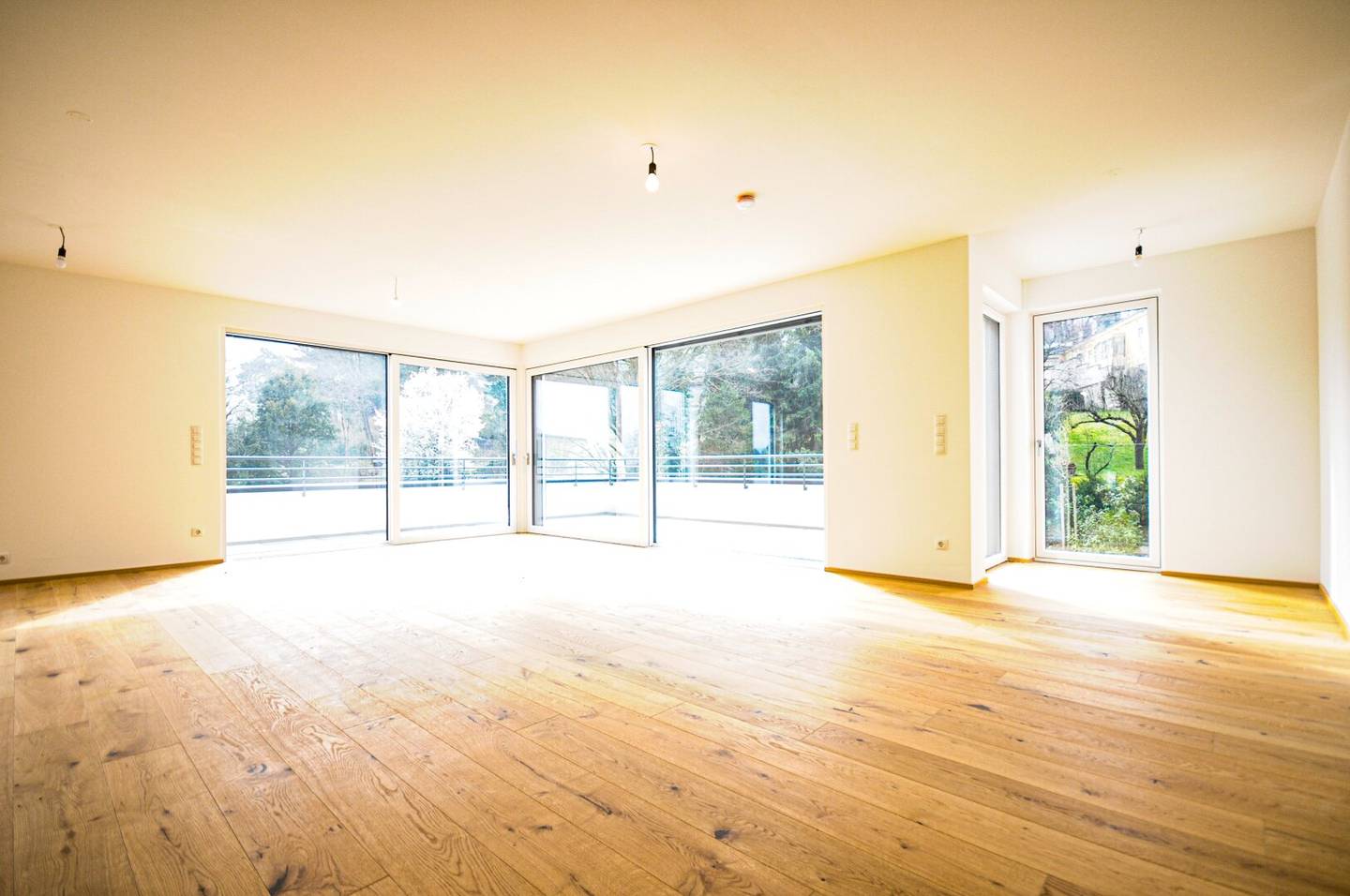 EXQUISITE DACHTERRASSEN-WOHNUNG MIT BLICK ÜBER DIE STADT SOWIE AUF DIE WEINBERGE
