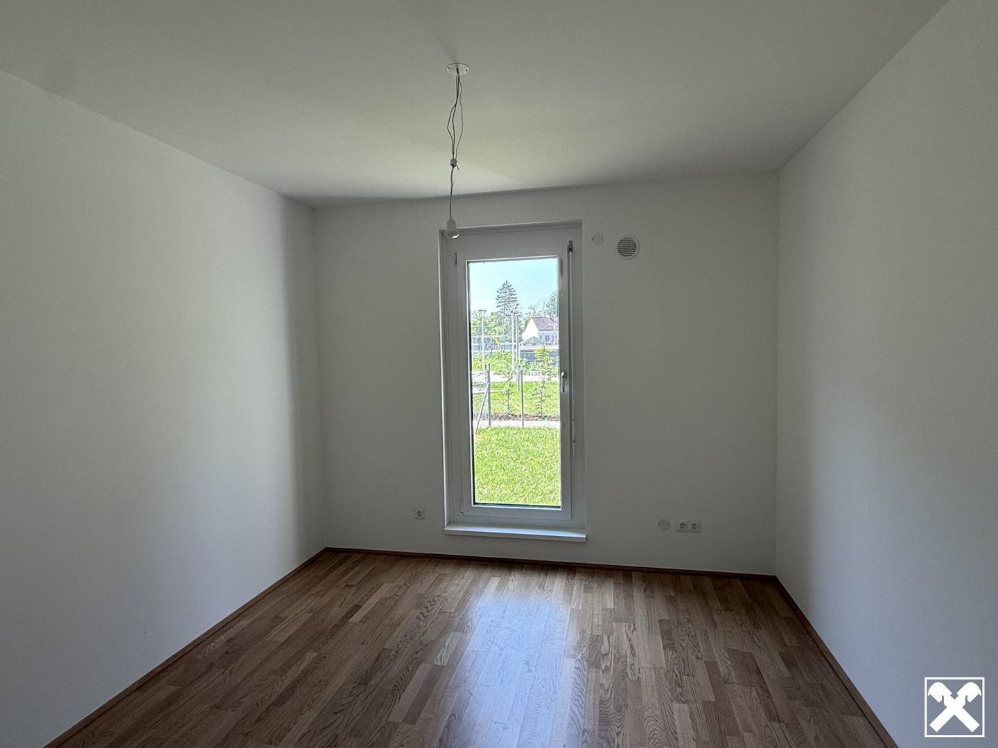 Ground floor apartment with private garden and two underground parking spaces
