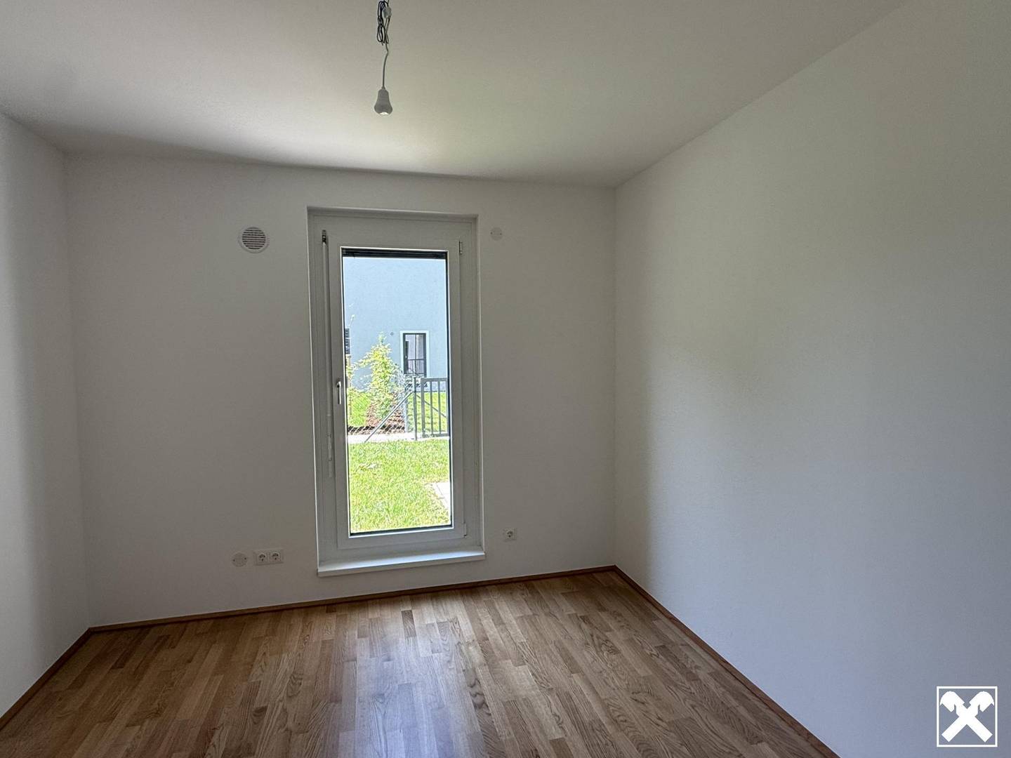 Ground floor apartment with private garden and two underground parking spaces