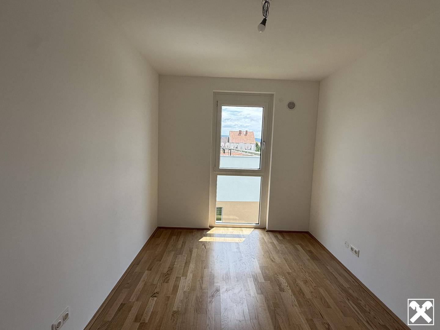 Dachgeschosswohnung with balcony and parking