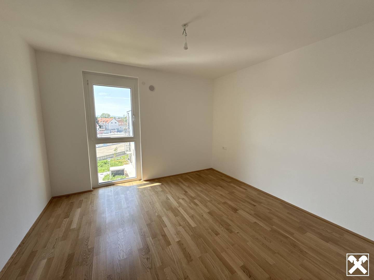 Top floor apartment with balcony and parking
