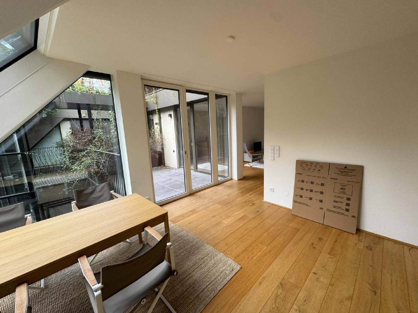 Moderne Dachgeschosswohnung in Trendviertel