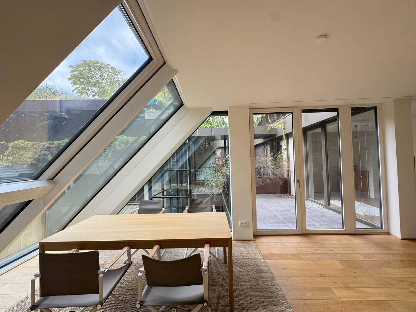 Moderne Dachgeschosswohnung in Trendviertel