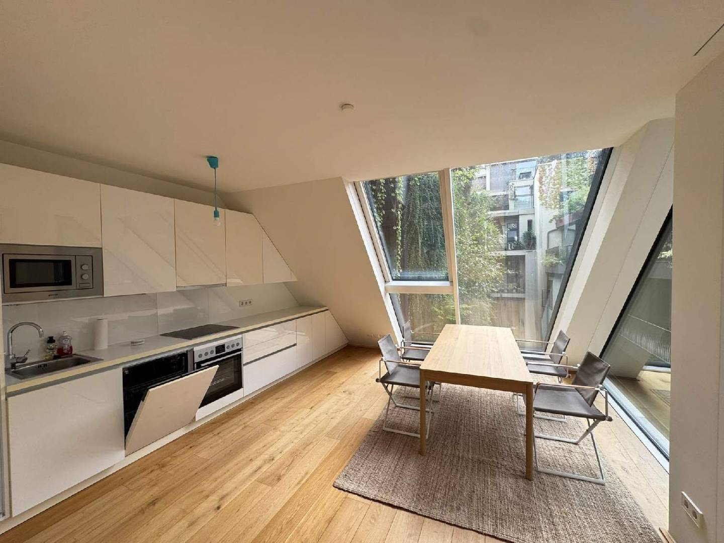 Moderne Dachgeschosswohnung in Trendviertel