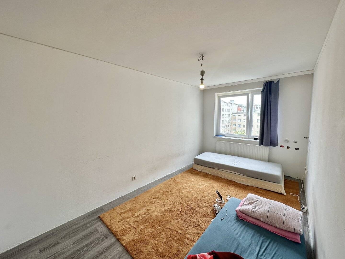 Bright in need of renovation 2.5 room apartment