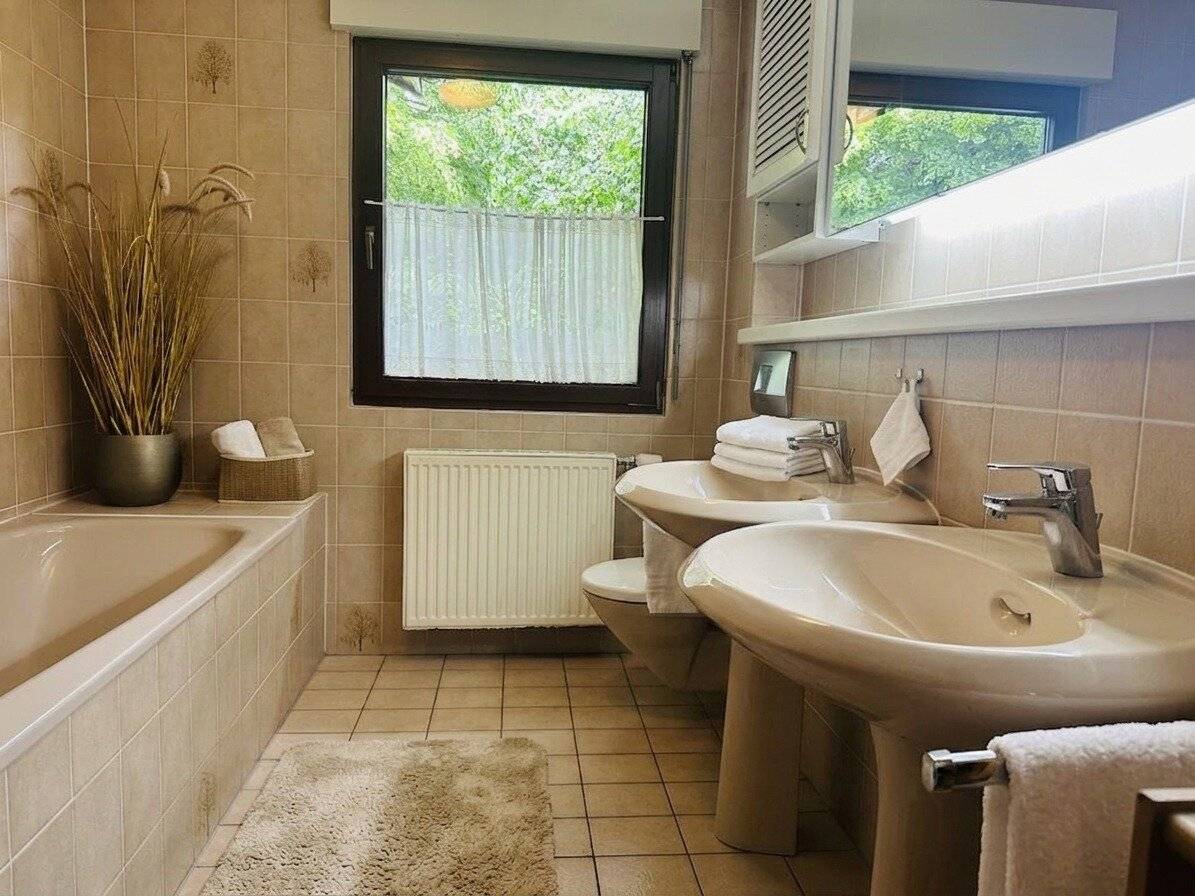 Ruhelage: Gepflegtes Einfamilienhaus mit Schwimmteich, bereit zum Einzug