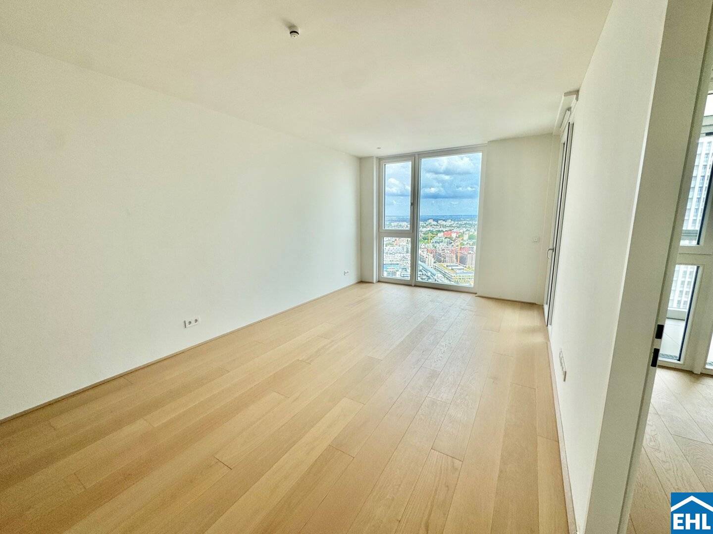 Apartment with loggia and wide view near Danube Island