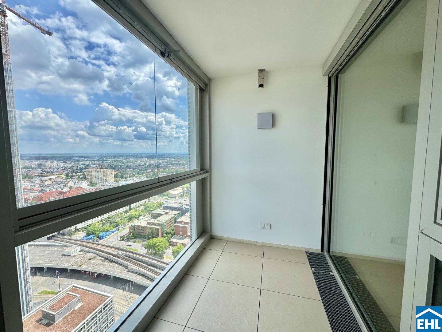 Apartment on 30th floor with balcony and 2 rooms