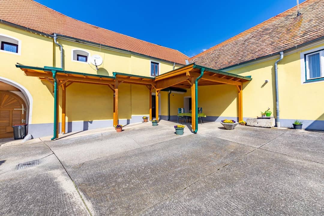 Vielseitige Gewerbe- und Wohnliegenschaft: Hallenflächen, Wohngebäude und großzügiges Grundstück – Jetzt Top Preis sichern!
